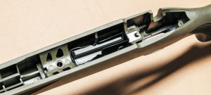 Цевье каркасной конструкции с корпусом встроенного магазина и посадочными местами для ресивера