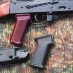 Родная пистолетная рукоятка в сравнении с моделью от Magpul — разница в ширине налицо