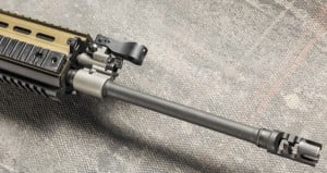  Складная, но несъемная мушка SCAR смонтирована на газ-блоке