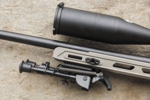  По бокам цевья выполнены интерфейсные пазы Magpul M-Lok, снизу — антабка для крепления сошек 