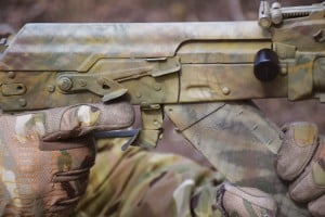 Додаткові накладки на прапорець запобіжника і важіль фіксації магазина - незграбно і громіздко, але все ж додає швидкості